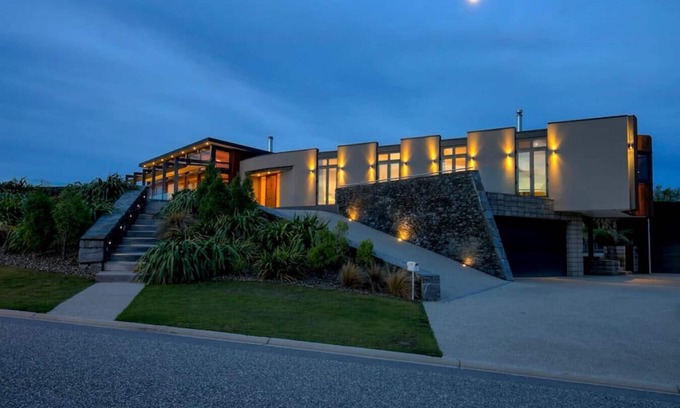 Wanaka House | Mt Gold Retreat | Spa pool | Tennis Court | 4 bed