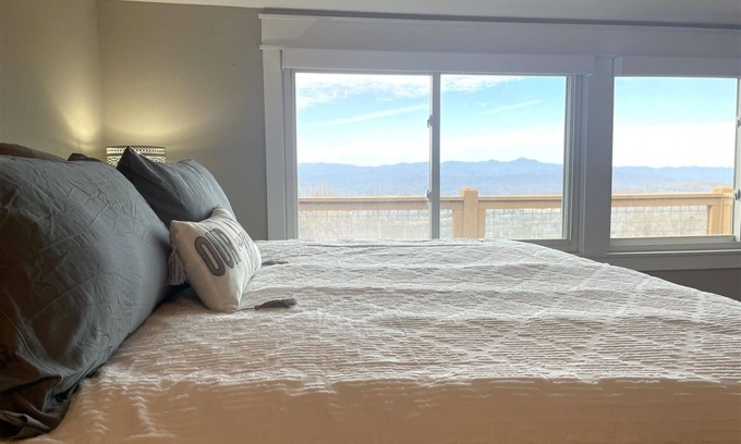 Hendersonville House | Mt. Hebron Home, panoramic mt. views