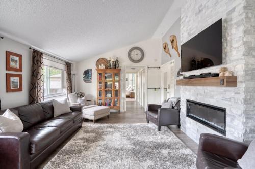 Welches House | Mt Hood Village Condo - Cozy Retreat with Fireplace