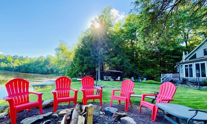 Blakeslee Cabin | ⛷⛱⛰Mt. Maplewood Lake House❤️Seasonal Specials ☆HotTub☆Fireplace☆Boats☆Games☆