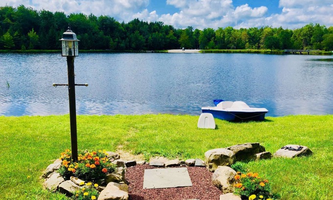 Blakeslee House | ⛷⛱⛰Mt. Maplewood Lake Home❤️Seasonal Specials ★3BR★HotTub★Fireplace★Games★