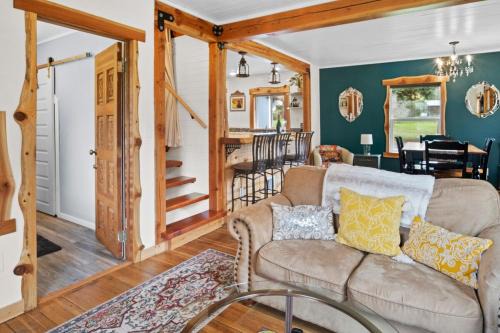 Ashford House | Mt Rainier Retreat with Spa Bathroom-Hot Tub-Fireplace