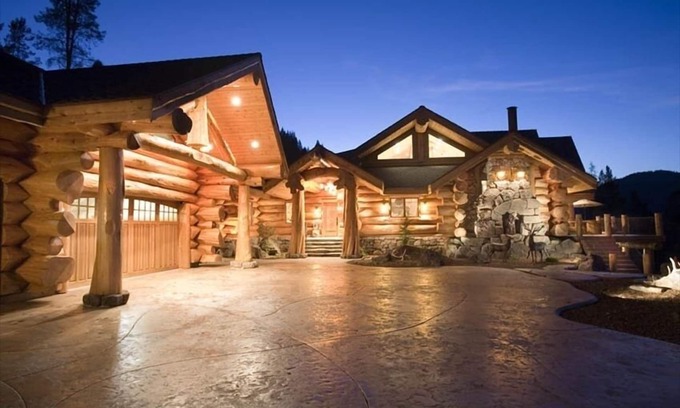 Mount Shasta Cabin | Mt Shasta Majestic Retreat - Luxury Log Home w/Spectacular Mountain & Lake Views