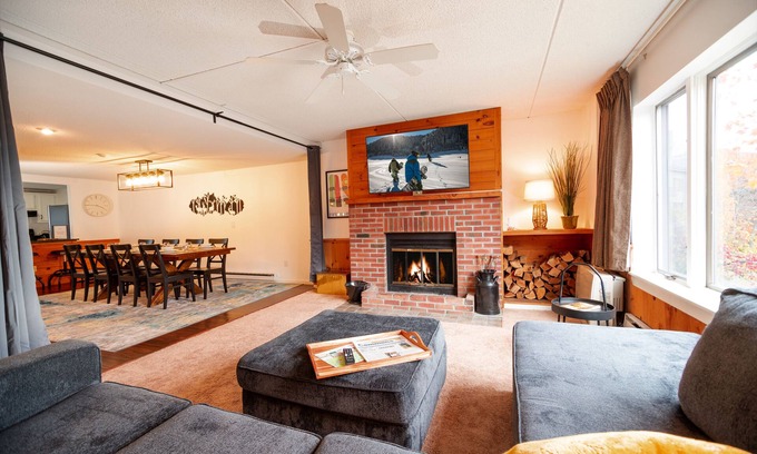 West Dover Condo | 🏔Mt SNOW→2mins ❅ Netflix ❅ Hot Tub ❅ GYM ❅ 2 King