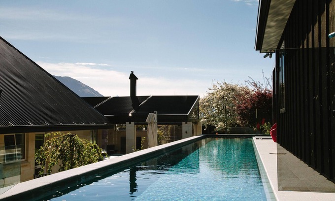Wanaka House | Mt Upton Lodge - Secluded and quiet however located right in the heart of Wanaka Town Centre