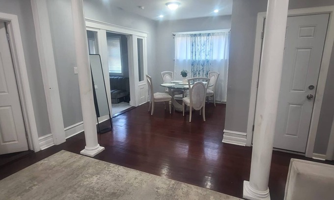 North Side Apartment | MT. Vernon 1st Floor Global Retreat Spacious 3-bedroom