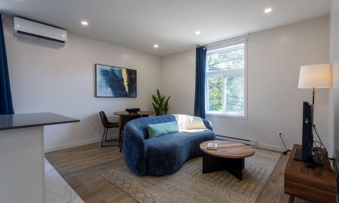 Cote-Des-Neiges—Notre-Dame-De-Grace Apartment | MTL Retreat | Stylish 2B1B in NDG