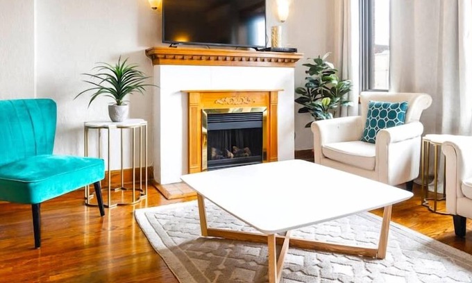 Plateau Mont Royal Apartment | MTLVR #06 | Live like a local, sleeps 8, A/C patio