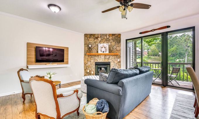 Mountain Air Condo | Mtn Cabin w/Balcony & View in Burnsville!