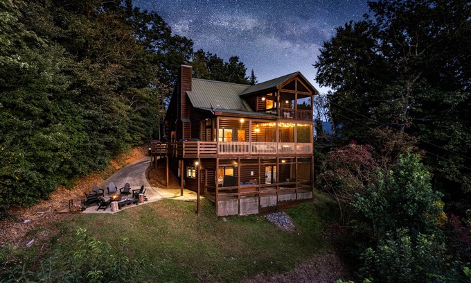 Blue Ridge Cabin | Mtn View Cabin 5 min to Downtown Blue Ridge w/Hot Tub and Firepit, Pet Friendly!