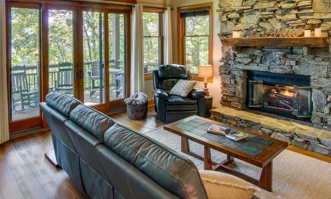 Mountain Air Apartment | Mtn-View Condo with Screened Porch in Burnsville!