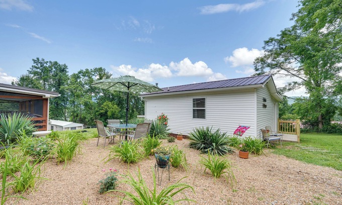 Banner Hill Cottage | Mtn-View Cottage w/Garden & Yard in Erwin!