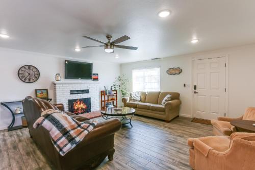 Woodlake House | Mtn-View Home with Patio and Grill in Woodlake