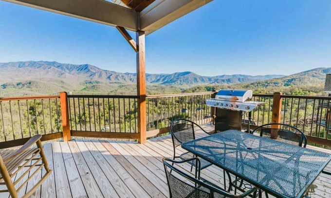 Chalet Village North Cabin | mtn view ◊ hot tub ◊ pool table ◊ theater ◊ free Dollywood tckt (Breathless)