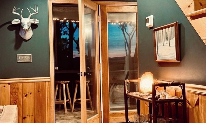 Walnut Mountain Cabin | Mtn View Hot Tub Pool Game Room Porch Wildlife Minutes to Town