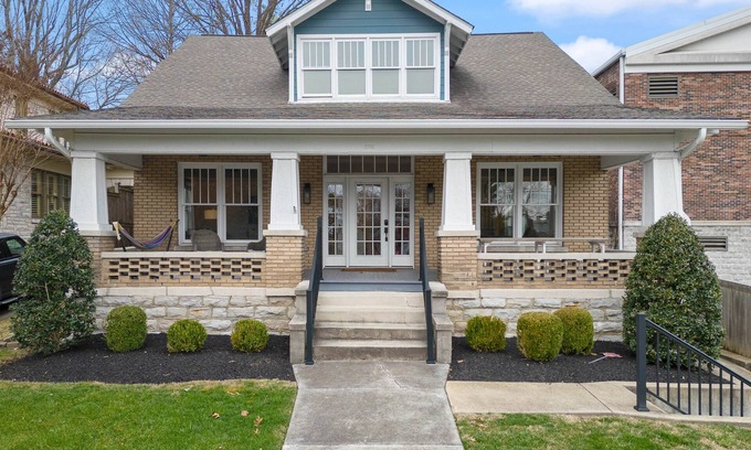 Downtown House | Muletown Haven – Stunning Downtown Escape! Walk to Dining & Attractions
