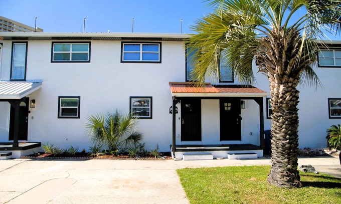 Panama City Beach House | Multi-family Beach Retreat: 2 units+walk to beach+hot tubs+kings+great location