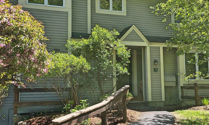 Lincoln House | Multi-level, open, AC/FP, deck, swim club. F1703 by LRS
