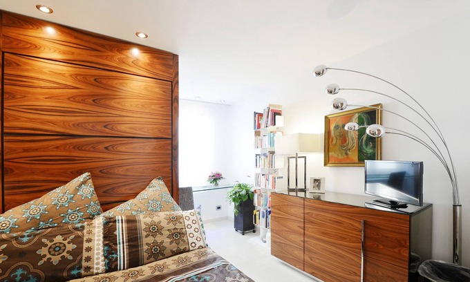 Lehel Apartment | Munich city center 2BR luxury apartment, balcony, stove