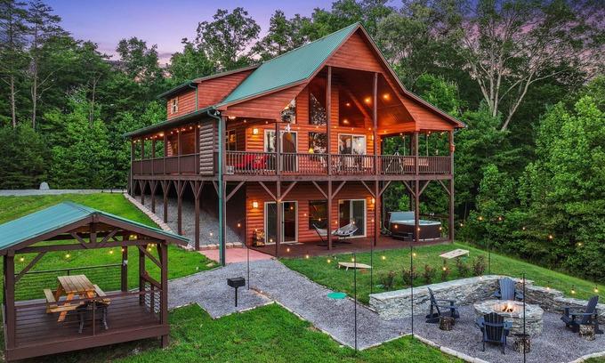 Unaka Cabin | Murphy Cabin w/Hot Tub, Fire Pit & Mountain Views