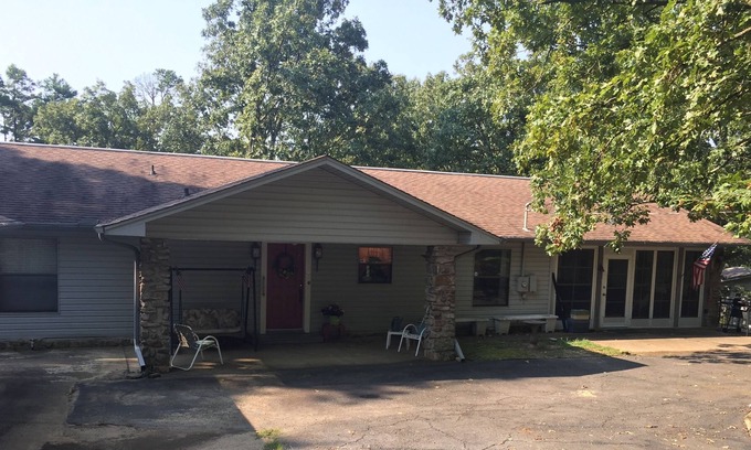Higden House | Murphy's Landing is a Family Ready 4 bdrm/3.5 brm Quiet Lakefront Wooded Retreat