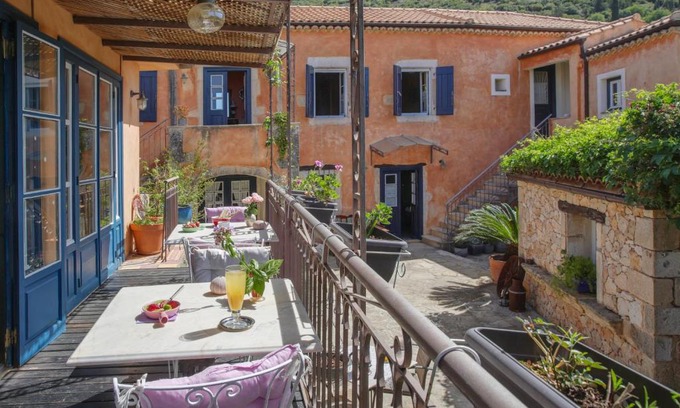 Faraklata Hotel | Museum Hotel George Molfetas
