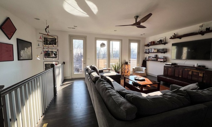 Talbot's Corner House | Music Centric Home, 5 minutes to Broadway.