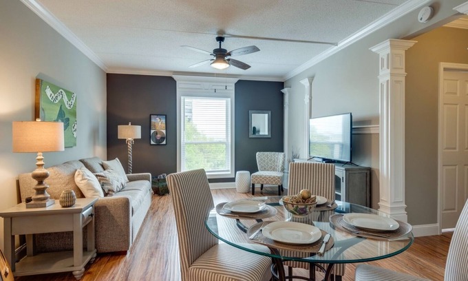 Downtown Nashville Condo | Music Row Condo in Spence Manor/Guitar Shaped Pool