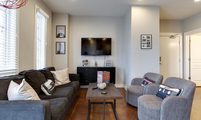 West End House | Music Row Nashville King Beds Keyless Entry