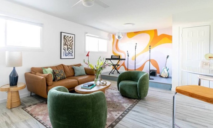 Tempe House | MUSICAL HAVEN|KARAOKE STAGE|JUKEBOX|INSTRUMENTS+!