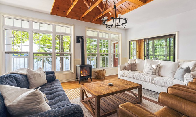 Bracebridge Cottage | Muskoka Waterfront Cottage w/Hot Tub, Wi-Fi & AC (Pet-Friendly!)