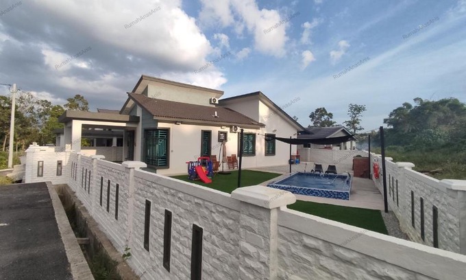 Malacca City House | MUSLIM ONLY-Rumah Anas Anis Homestay with Pool