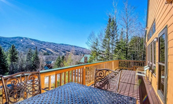 Bretton Woods House | MWP66 End Unit with Gorgeous Mountain Views, Pool Table, Pool/Gym Passes!