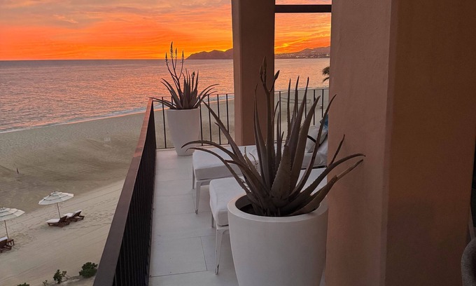 San Jose del Cabo Condo | Fresh & Modern.2 King Primary Suites