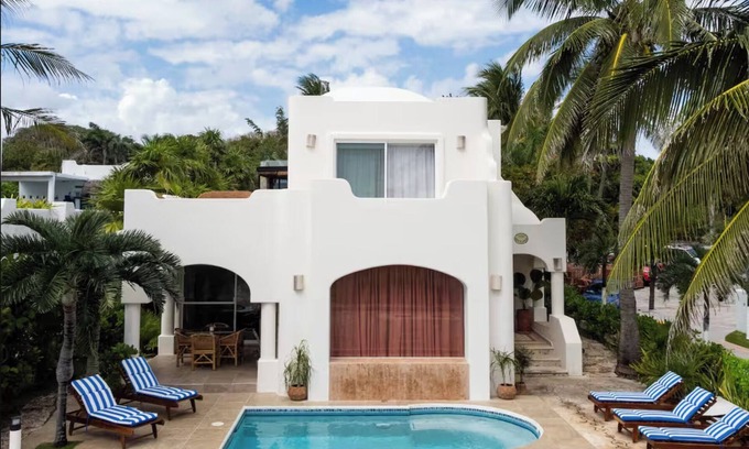 Playacar Fase I House | 1 min walk to beach, ocean views, Mayan ruins, private pool— paradise awaits!