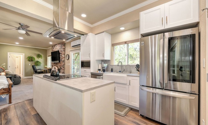 Chicago Park Apartment | My Lil' Piece of Heaven. 1 mile to Rollins Lake. Full kitchen. Dog-friendly.