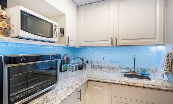 Downtown Hollywood Apartment | My Purple House: Downtown Hollywood Oasis, 5 Minutes to Beach & Nightlife!