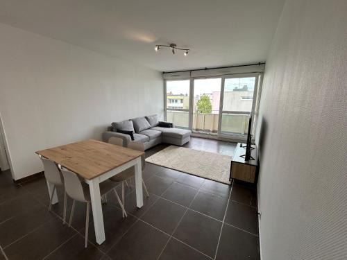 La Celle-sous-Gouzon Apartment | Mykonos, 4 Pers, Lumineux, Familial, Spacieux