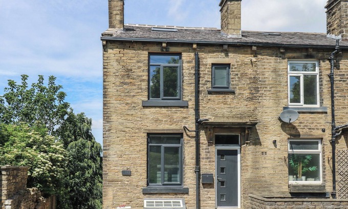Haworth Cottage | MYRTLE VISTA, pet friendly, character holiday cottage in Cross Roads