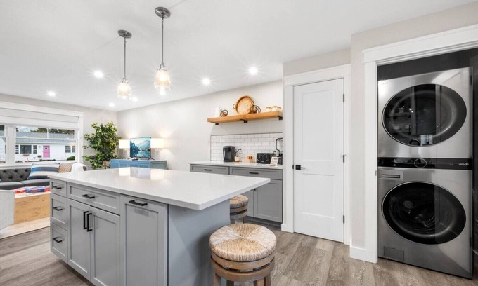 Mystic - New London Apartment | Mystic Hilltop Haven: Close Walk to Downtown