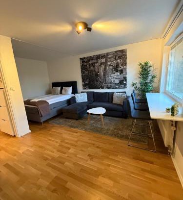 Hasselby Apartment | Nära metro, stranden och skogen.