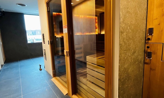 East Orange Apartment | n 1-bedroom apartment with AC, gym, sonar , hot tub in East Orange
