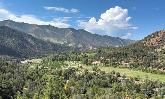 Glenwood Springs Apartment | n 2-bedroom apartment in charming Glenwood Springs with Hot Tub, AC and Heating.