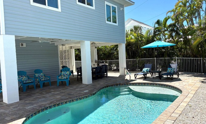 Mid Island House | n"Lazy Day" - Beach Paradise w/Pool, 2 min walk to beach! Pet friendly!