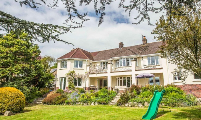 Braunton Cottage | NAIRN, pet friendly, with hot tub in Braunton