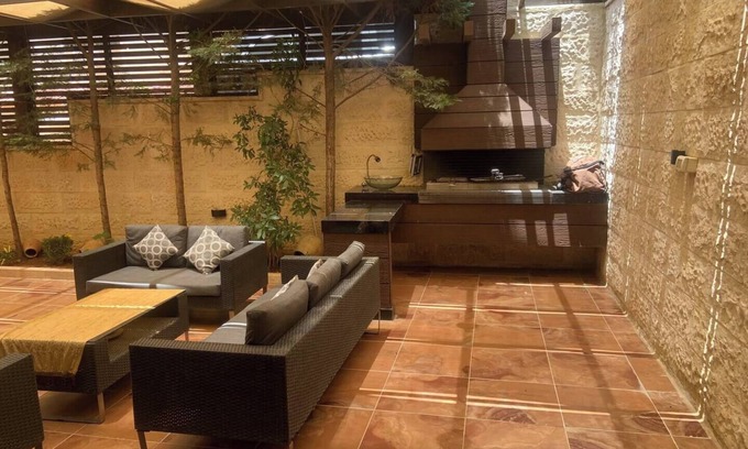 Amman Apartment | nakheel vipnCharming 3-bedroom apartment with WiFi, AC in welcoming عمّان