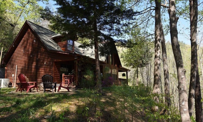 Hiawassee Cabin | Nana B’s beautiful mountain retreat. Pet friendly! Only 3 miles to Lake Chatuge!