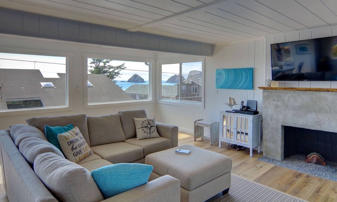 Oceanside House | Nancy's Lookout - located in the heart of Oceanside, dog friendly