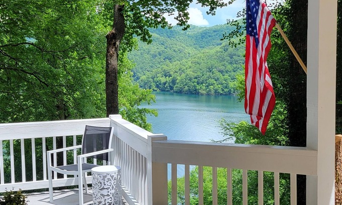 Topton House | Nantahala Lakeview, Wi-fi, Pet friendly*, firepit, pool table, hiking-boating