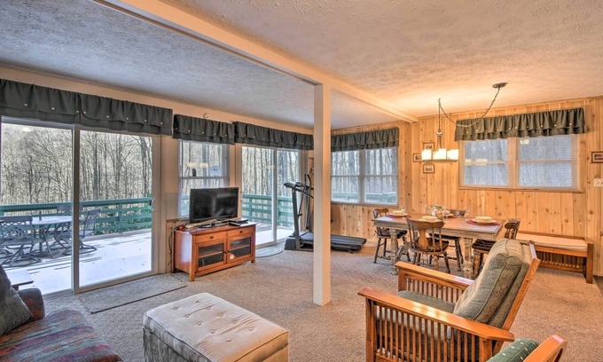 Lake Nantahala Cabin | Nantahala Mountain Cabin w/Deck ~ 1 Mi to Hiking!